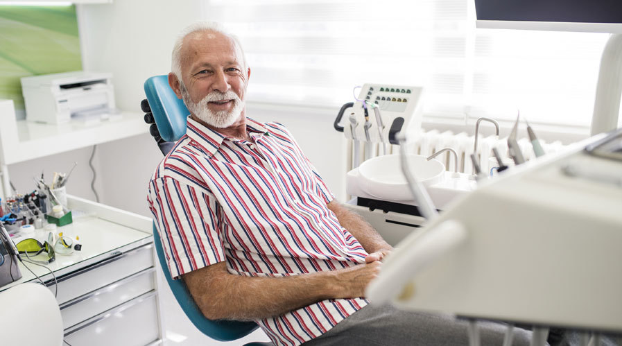 dentaire-seniors Un senior recevant des soins dentaires