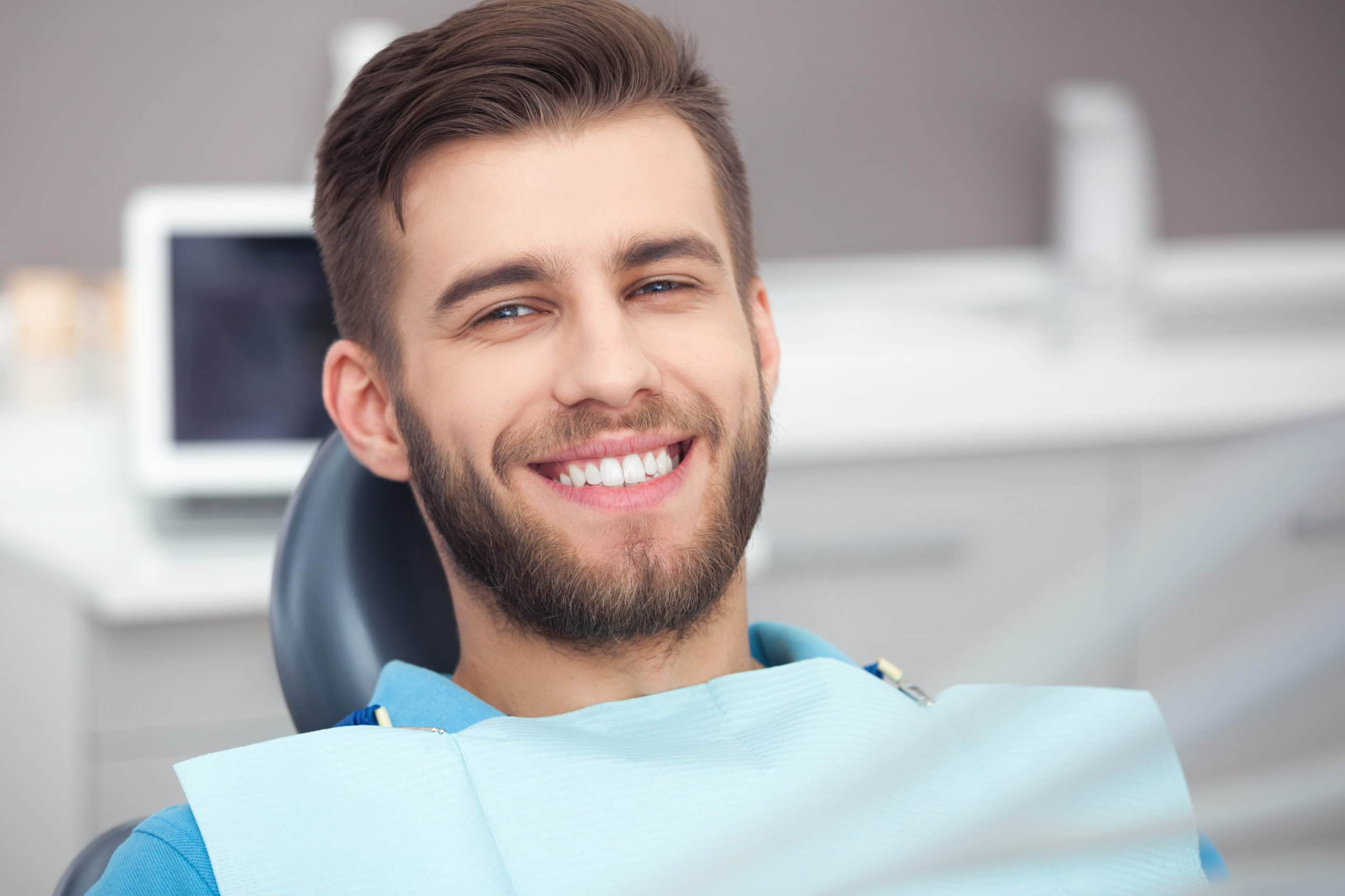 shutterstock_444243775-1-scaled Homme souriant après un traitement bucco-dentaire de qualité chez Happy Smiles